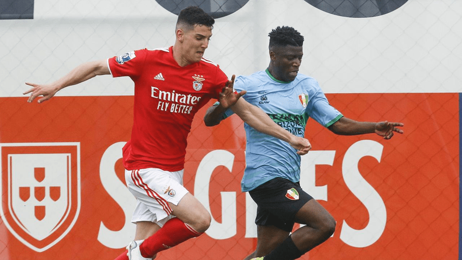 Benfica contrata jovem médio angolano ao Estrela da Amadora