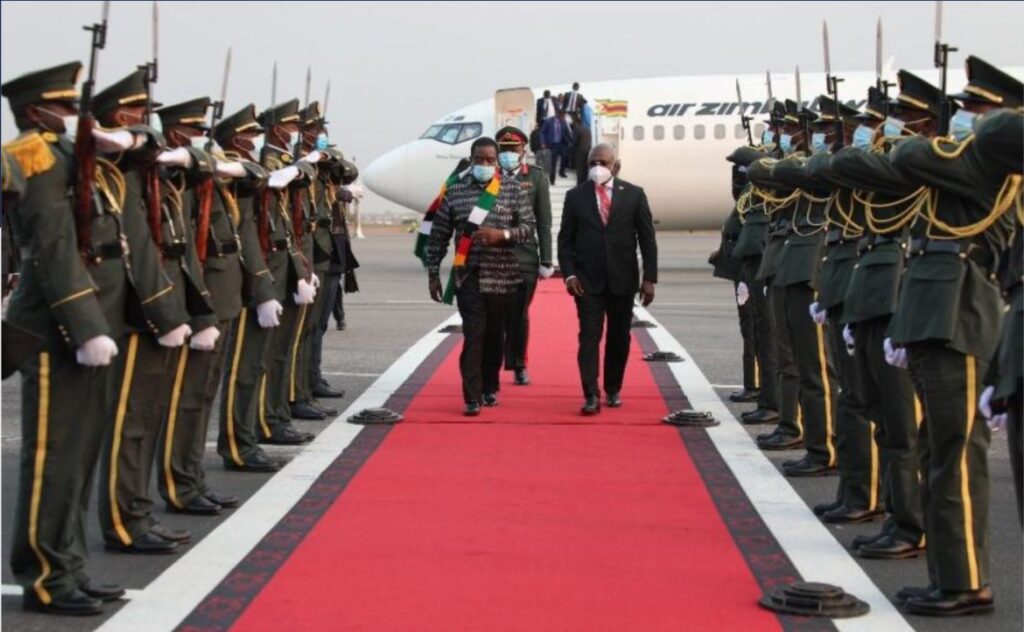O Presidente do Zimbabwe já chegou a Luanda.